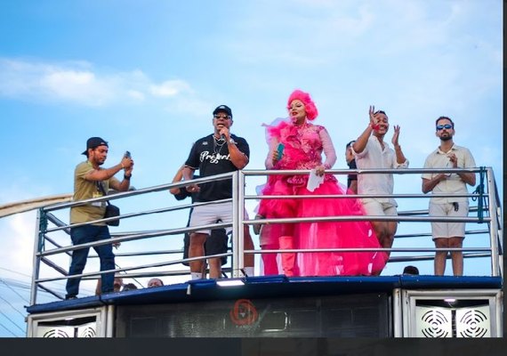 Paty Maionese comemora 23 anos de carreira com brilho e celebração