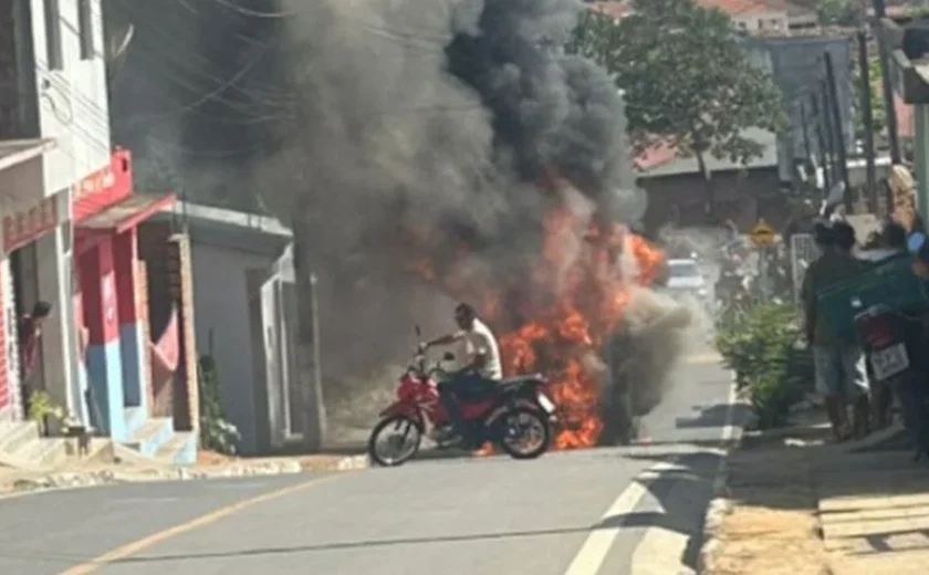 Ônibus pega fogo em via pública no interior de Alagoas