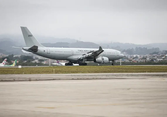 Avião com 221 brasileiros repatriados do Líbano chega em Guarulhos