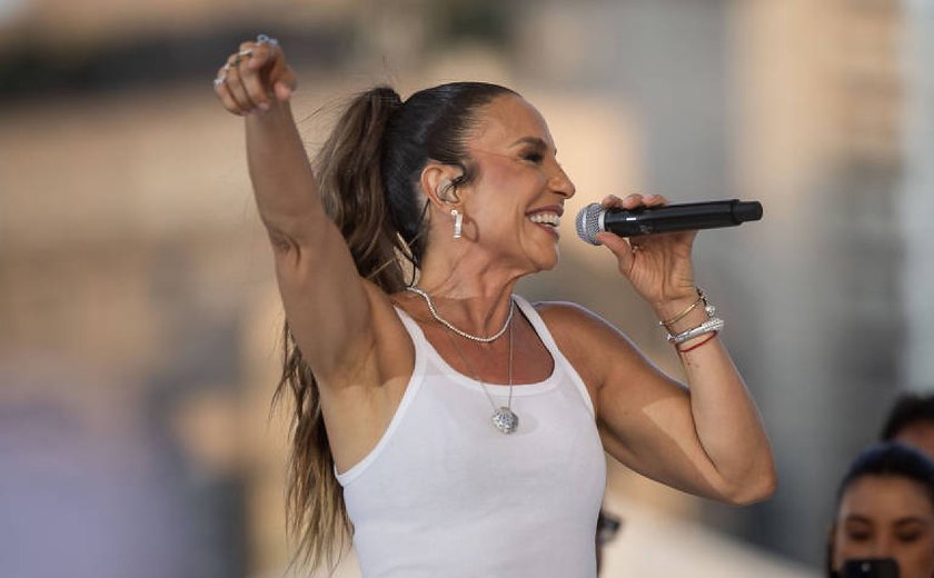 Ivete Sangalo é flagrada de mãos dadas com empresário em praia