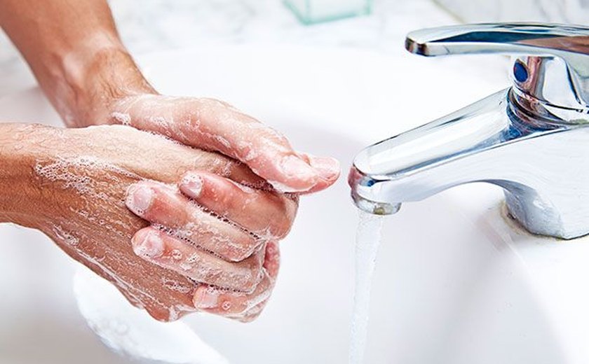 Higienizar as mãos pode evitar a contaminação por superbactérias