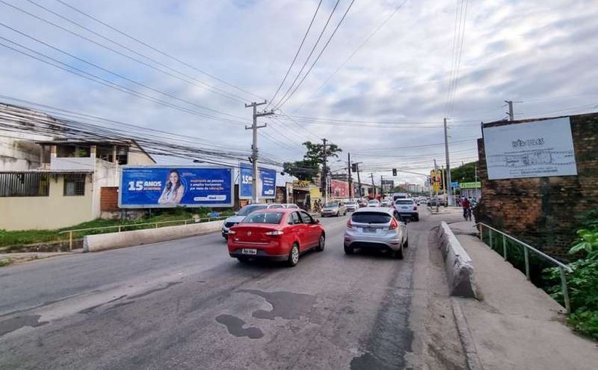 Prefeitura executa obras de esgotamento sanitário na Av. Gustavo Paiva nesta terça (5)