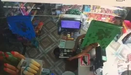 Mulher é flagrada por câmeras furtando dinheiro de caixa em mercadinho de Arapiraca