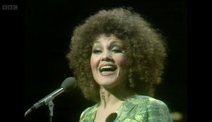 Morre Cleo Laine, cantora de jazz britânica, aos 97 anos