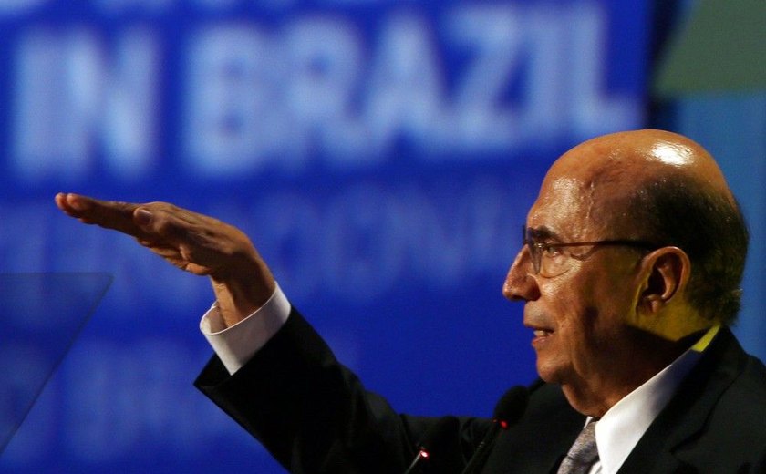 Henrique Meirelles diz a jornalistas que 'a economia brasileira vai bem'