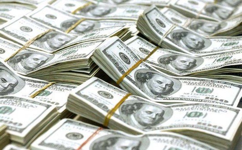 Dólar opera em alta após governo anunciar corte no Orçamento