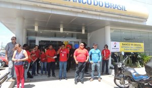 Bancários fazem protesto nas agências do Banco do Brasil que serão fechadas