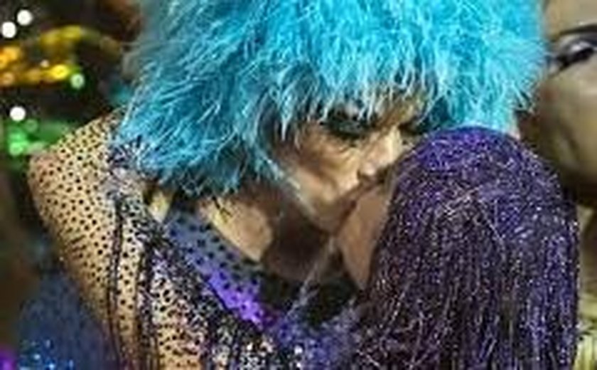Rodrigo Hilbert surge de drag queen e ganha beijo de Fernanda Lima na TV