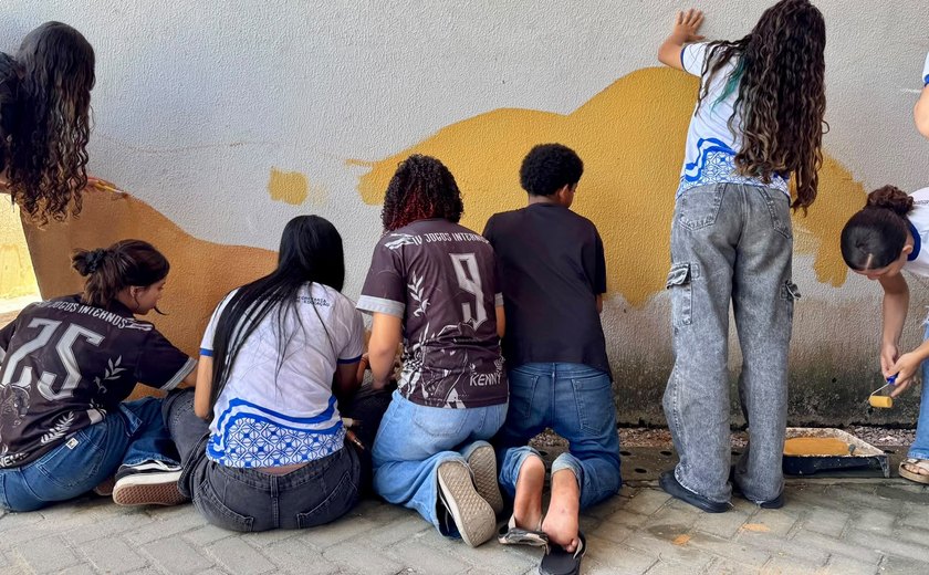 Planeta Arte leva alunos de Marechal Deodoro a produzir tintas com terra para pintar mural em escola