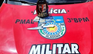 PM apreende faca usada no assassinato de mulher em feira de Arapiraca