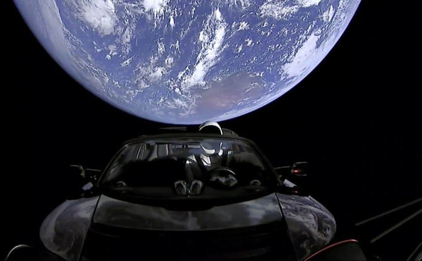 SpaceX mostra primeiras horas do Tesla Roadster no espaço