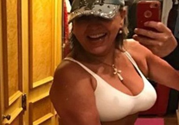 Aos 60 anos, Roberta Miranda posta selfie sem calcinha e faz piada: 'Psiu