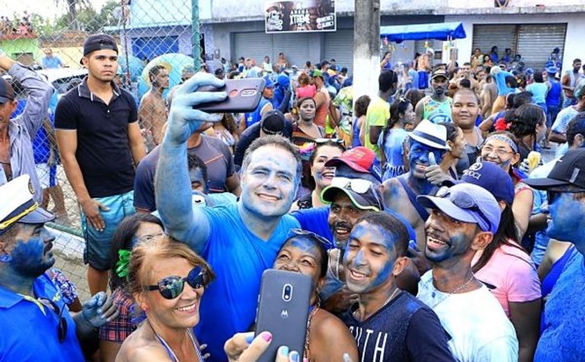 Governador prestigia desfile do tradicional bloco Tudo Azul
