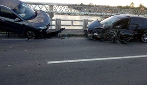 Veículos se chocam de frente e deixam dois feridos na Ponte Divaldo Suruagy