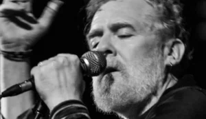 Morre Glen Hansard, vencedor do Oscar, em acidente de moto