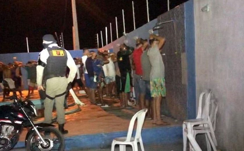 Polícia encerra festa clandestina com mais de 140 pessoas em chácara