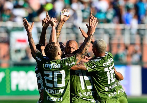 Palmeiras supera expulsão e vence Ceará