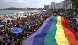 Parada do Orgulho LGBT reúne milhares de pessoas na Praia de Copacabana