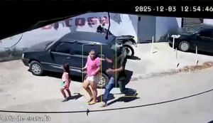 Ladrão assalta mulher que andava com criança no Feitosa