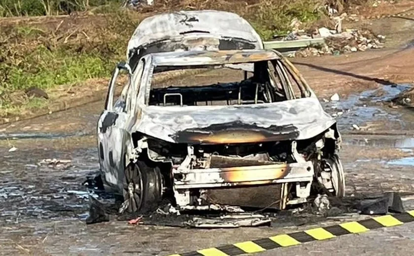 Sem seguro: carro de motorista por aplicativo fica destruído após pegar fogo em Arapiraca