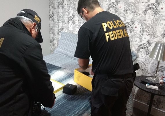 Agentes da PF realizam varredura em apartamento de Cristiano Mateus