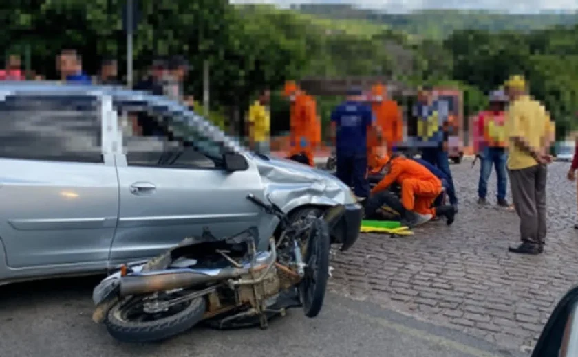 Acidente entre moto e carro deixa motociclista ferido, em Palmeira dos Índios