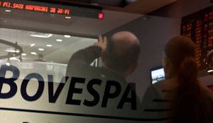 Bovespa fecha em queda com cautela sobre cenário político interno