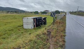 Motorista perde controle de caminhão, colide em estacas e tomba na AL-110