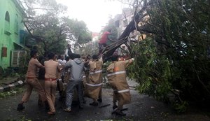 Ciclone 'Vardah' atinge litoral da Índia e deixa quatro pessoas mortas