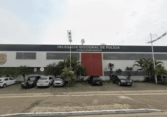 Com arma do pai, criança de 11 anos atira acidentalmente contra colega
