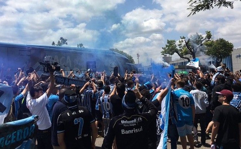 Torcida lota aeroporto e faz festa no embarque do Grêmio rumo à BH