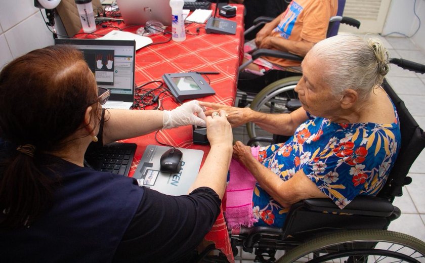 TRE de Alagoas leva serviços eleitorais a lar de idosos em Maceió