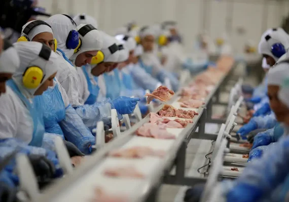 Indústria criou mais de 910 mil empregos em quatro anos, aponta IBGE