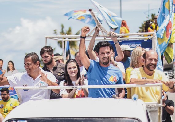 Buzinaços, acenos e declarações de apoio marcaram passagem de Rodrigo Cunha em carreata pela orla de Maceió