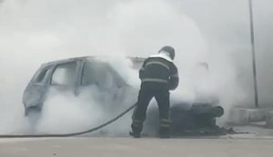 Vídeo: veículo tem perda total após pegar fogo no bairro Cruz das Almas