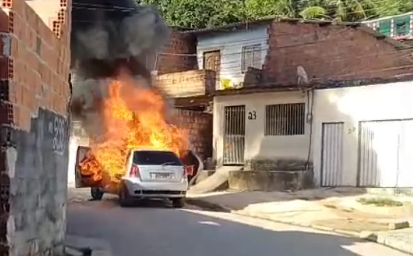 Carro é destruído por incêndio na parte alta de Maceió