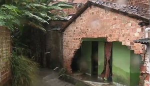 Parte de residência desaba durante a madrugada na Grota do Neno