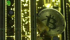 EUA: Mulher é acusada de usar bitcoin em lavagem de dinheiro para apoiar o EI