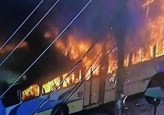 Ônibus são incendiados em ataque de criminosos no Rio de Janeiro