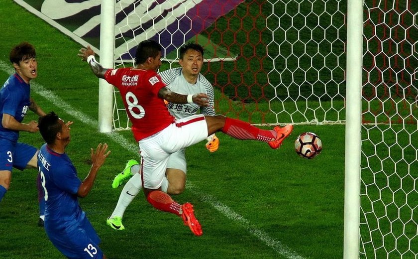 Paulinho faz gol, Guangzhou vira no fim e segue líder no Campeonato Chinês