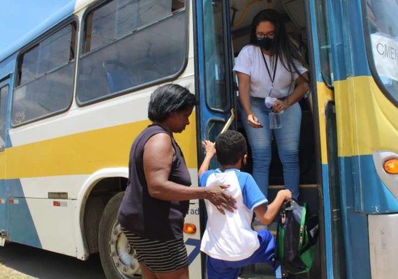 Transporte de alunos até a escola é seguro e acompanhado por monitores da Educação