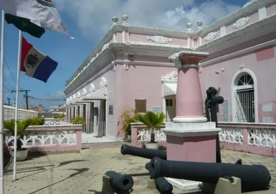 Polícia prende morador de rua com arma furtada de Museu do Instituto Histórico e Geográfico de Alagoas
