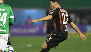 Chapecoense vira para cima do Atlético-PR e sai da zona de rebaixamento