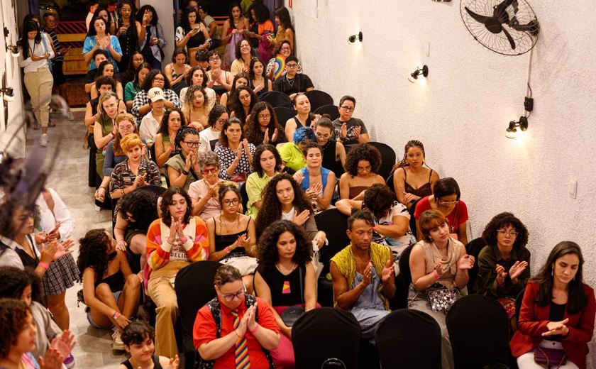 Encontro reúne debate, música e memória em evento voltado a mulheres que amam mulheres no Theatro Homerinho