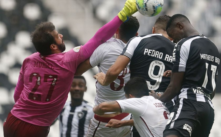 Travessão e Muriel param Botafogo, que fica no empate com Fluminense