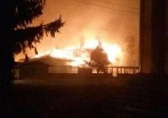 Trem com gás descarrila, explode e deixa mortos na Bulgária