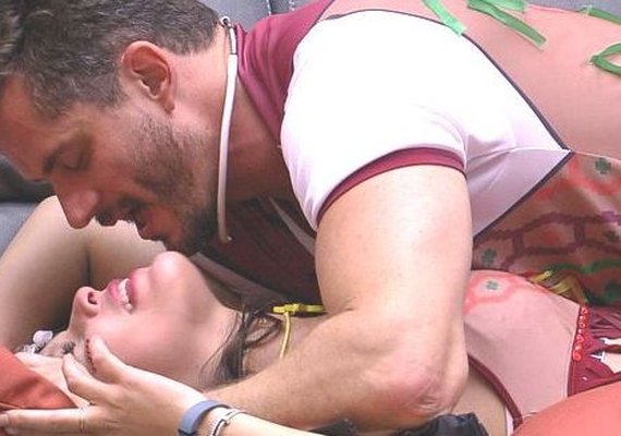 'BBB17': Emilly faz sexo com Marcos embaixo do edredom. 'Não aguenta meu fôlego'