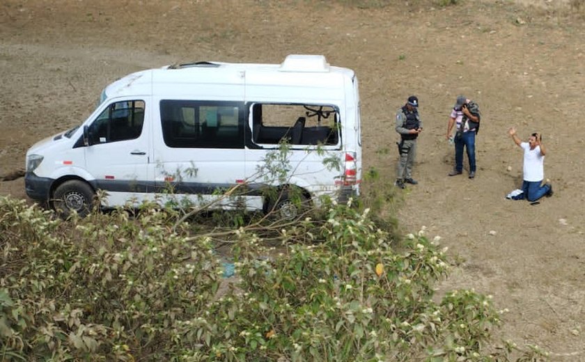 Van de transporte complementar capota próximo a  cidade de Batalha