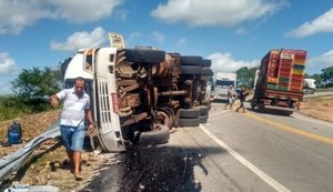 Carreta tomba na rodovia BR-101, em Pilar, e tem carga de inhame saqueada