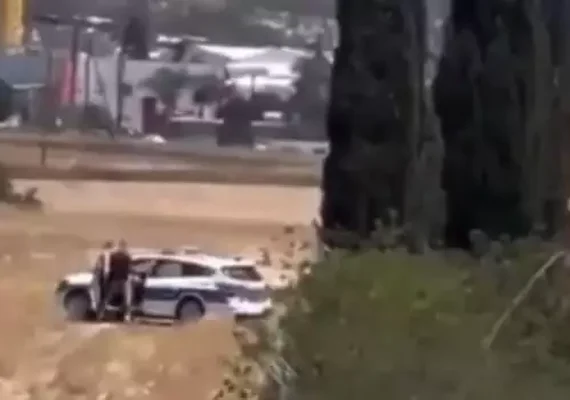 Policiais são flagrados fazendo sexo dentro de viatura à luz do dia